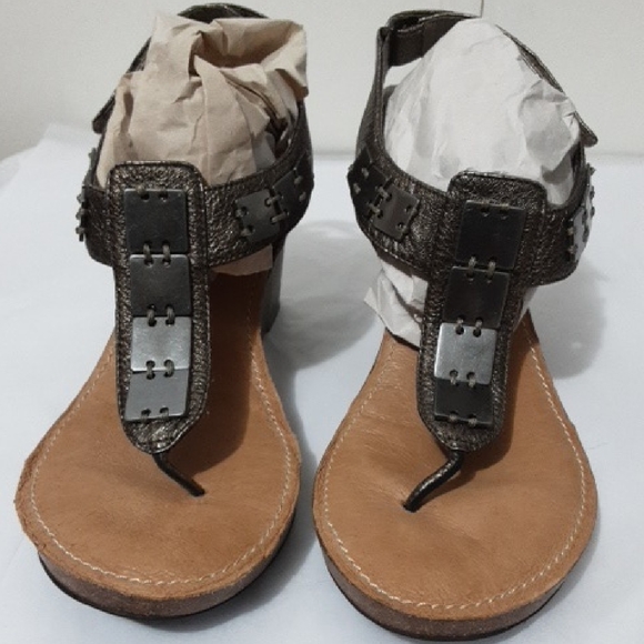 me too Shoes - ME TOO KAYLEN 5 Stylish‎ Pewter Silver Disk  Sandals